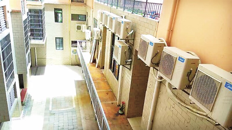 窗外8台空调外机“排排站” 居民：“噪音太大，感觉窗户都在震动”环保部门介入，要求店家做噪音检测